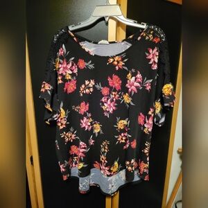 3X Floral Black Top with Lace Accents
